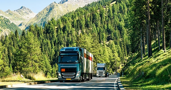 Camion sur route de montagne